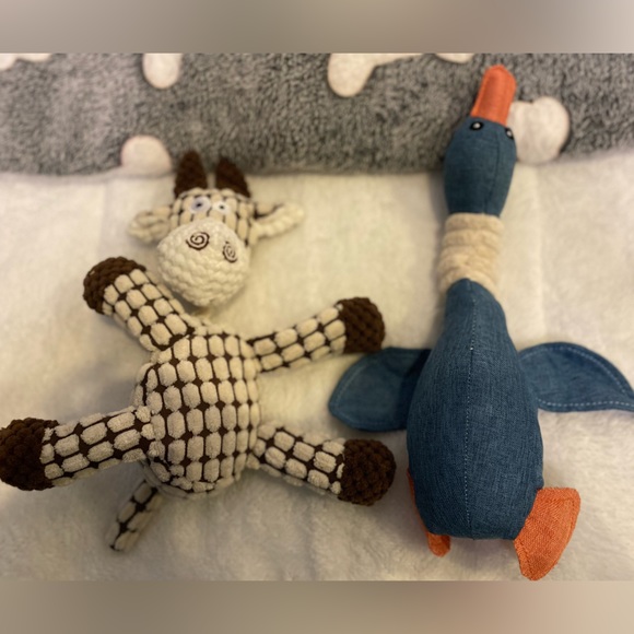 Set of 2 Squeaky plush chew toys for dogs and cats, Beige / Brown /Blue - Picture 2 of 6